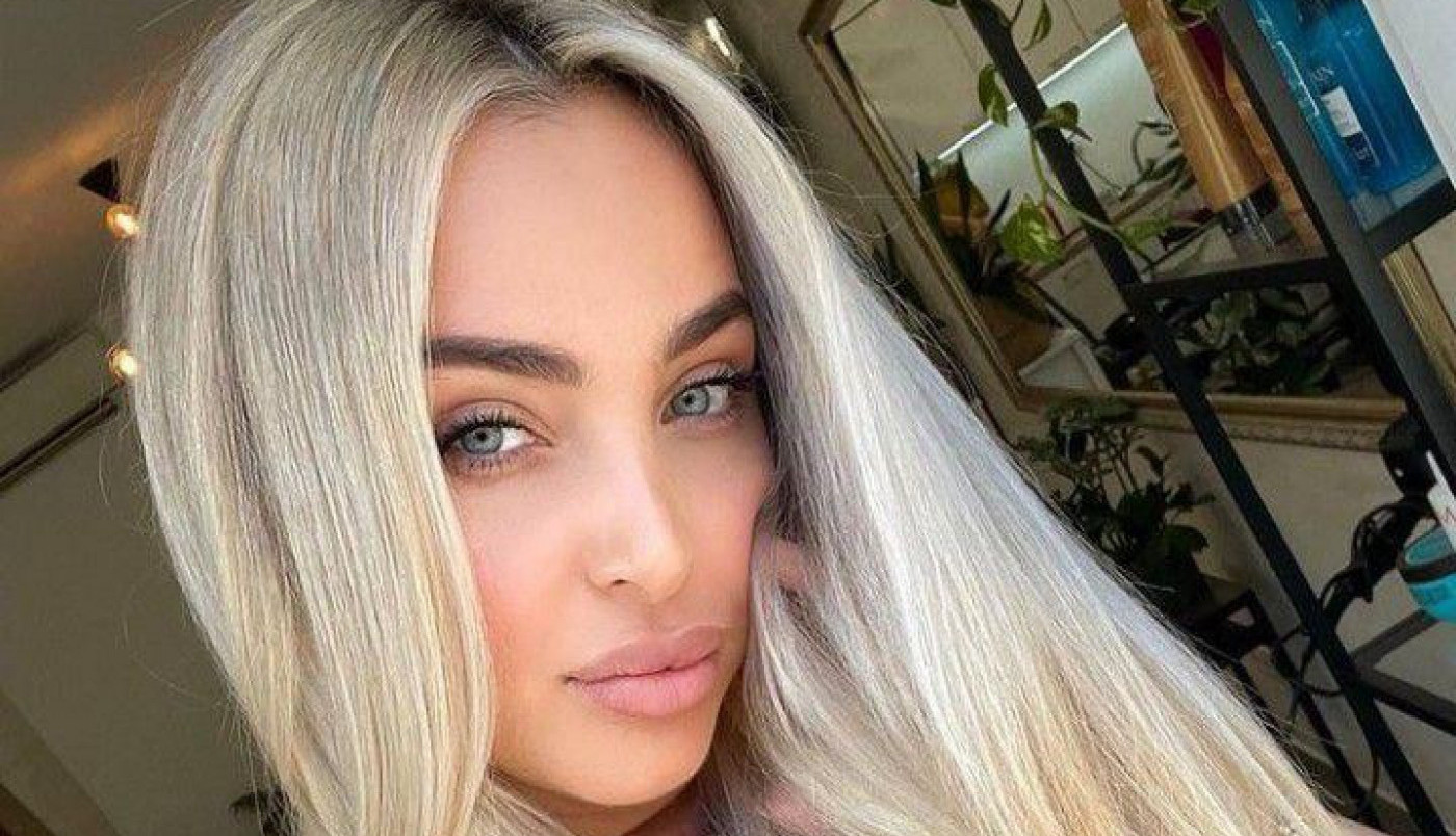 Maja Berović POSLE POROĐAJA OBUKLA KOSTIM ZA NAJHRABRIJE! Sve puca, pokazala grudi, a i mnogo više od toga, pljušte komentari! (FOTO)