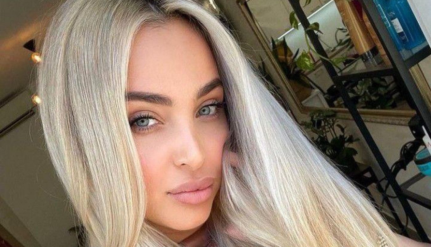 Maja Berović POSLE POROĐAJA OBUKLA KOSTIM ZA NAJHRABRIJE! Sve puca, pokazala grudi, a i mnogo više od toga, pljušte komentari! (FOTO)