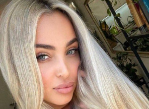 Maja Berović POSLE POROĐAJA OBUKLA KOSTIM ZA NAJHRABRIJE! Sve puca, pokazala grudi, a i mnogo više od toga, pljušte komentari! (FOTO)