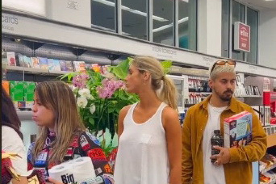 STAJALA JE U REDU, A ONDA ODJEDNOM "ZAIGRALA" GRUDIMA! Šokantna scena u prodavnici, šta to ova devojka radi, muškarci ne znaju gde da gledaju?! (VIDEO)