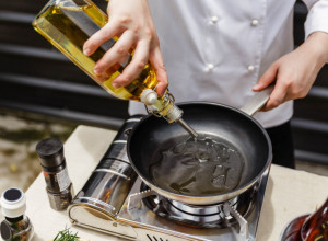 DA LI JE SVINJSKA MAST ZDRAVA? Svetu preti novi talas nestašice suncokretovog ulja, a ono iz palme se smatra opasnim, šta nam je alternativa?