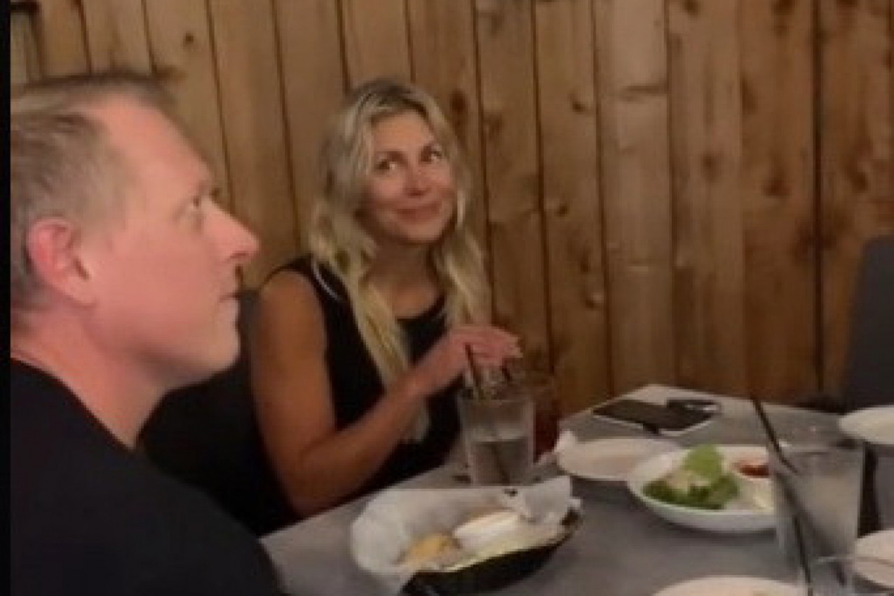 Sedeli su i uživali u večeri, A ONDA SE POJAVILA NJEGOVA ŽENA! Snimljen skandal kakav se ne pamti, ljubavnicine oči sve rekle! (VIDEO)