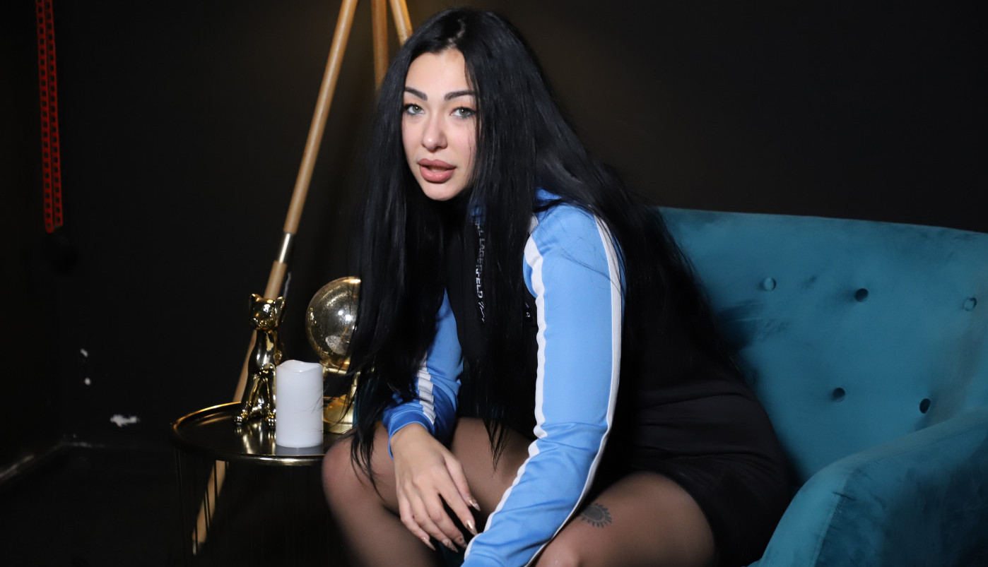 ŠOKANTNO IZDANJE SANJE VUČIĆ, POJAVILA SE SAMO U NAJLON ČARAPAMA: Svi su gledali u njen donji deo tela, šta ti bi devojko?! (FOTO)