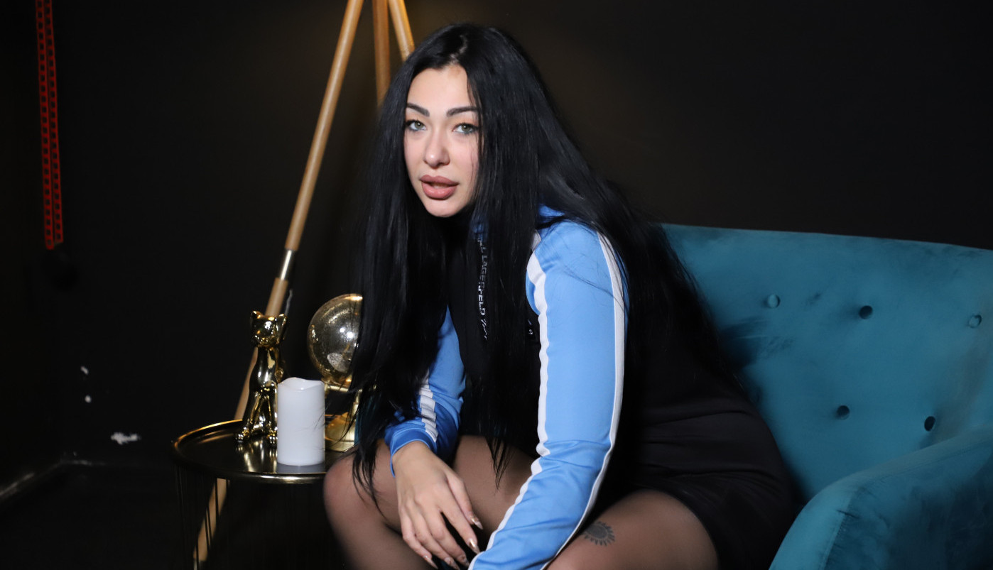 ŠOKANTNO IZDANJE SANJE VUČIĆ, POJAVILA SE SAMO U NAJLON ČARAPAMA: Svi su gledali u njen donji deo tela, šta ti bi devojko?! (FOTO)