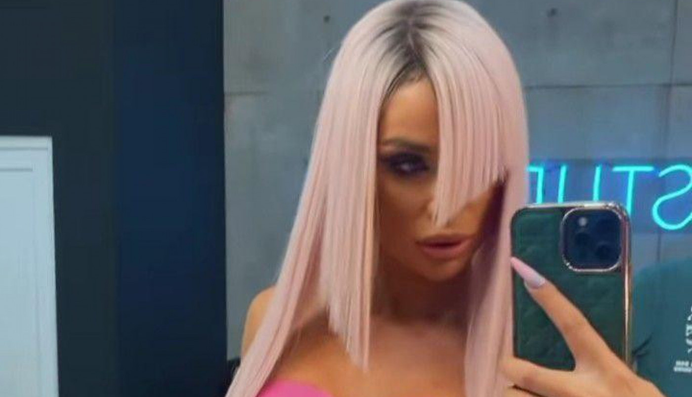 PREPOZNAJETE LI KO JE NA FOTOGRAFIJI? Posle raspada grupe počela je solo karijeru i transformisala se! (FOTO)