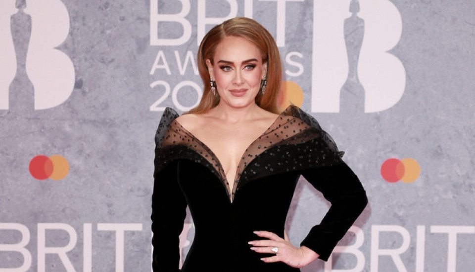 U SUZAMA JE DOJURILA DO NJEGA: Slavna pevačica ugledala ovog čoveka u publici, poletela mu u naručje i poručila ovo!