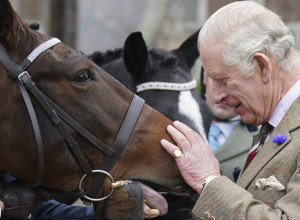 ČARLS ZARADIO MILIONE POSLE KRALJIČINE SMRTI: Smenjuje i jednog od njenih ključnih ljudi i to zbog Kamile?