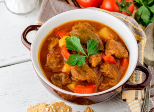 GOVEĐI GULAŠ PO TRADICIONALNOM RECEPTU! Provereno dobar ručak