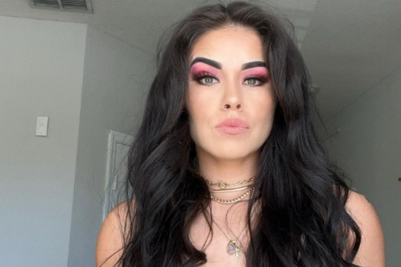 UKLONILA SAM OBE DOJKE i odbijam silikone! Ova žena sada ponosno pozira u dekoltiranim haljinama! (FOTO)