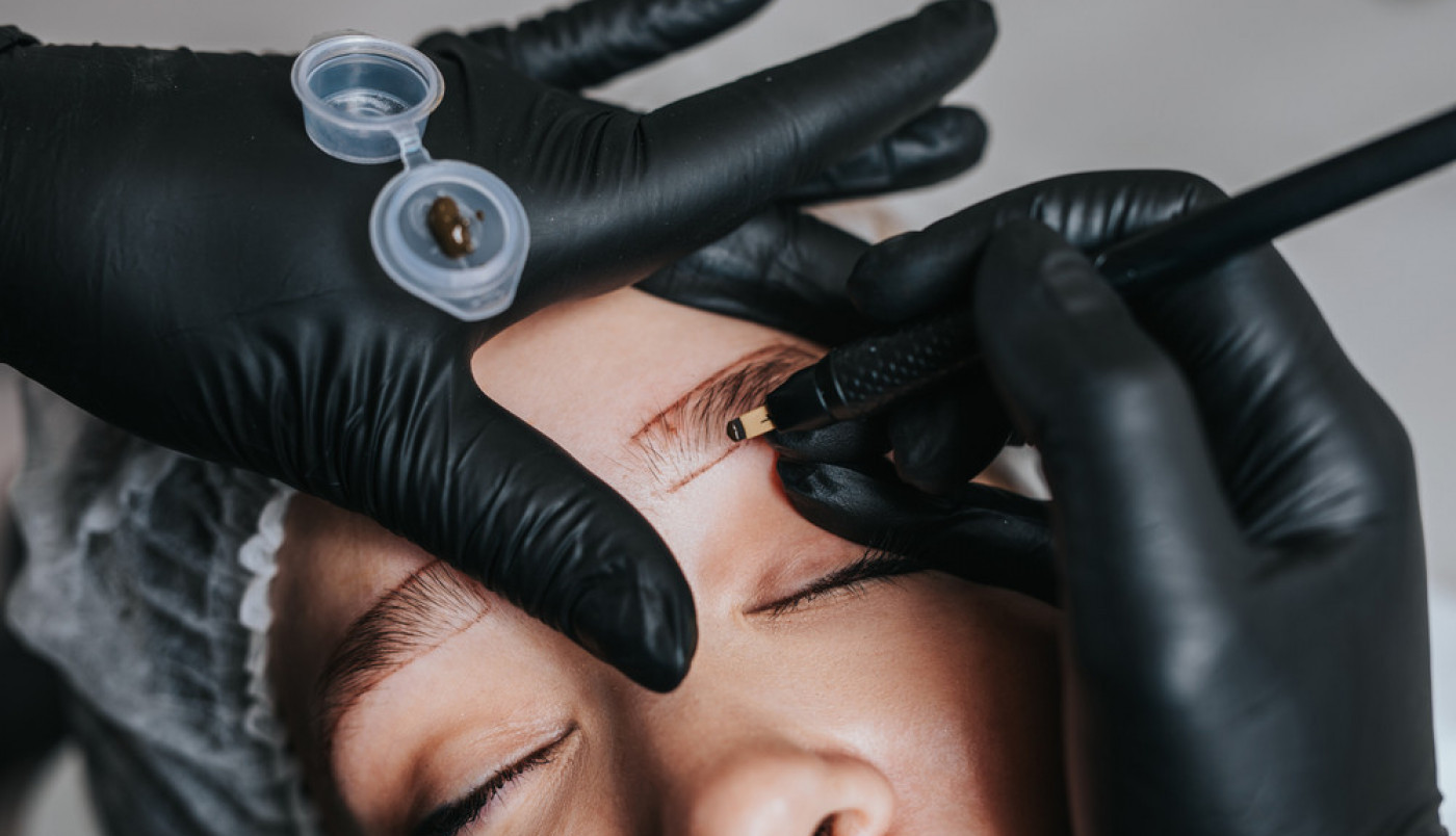 Legla je na krevet u salonu da joj trajno iscrtaju obrve, A KADA SE POGLEDALA U OGLEDALO USLEDIO JE ŠOK! (VIDEO)