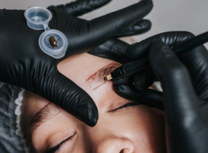 Legla je na krevet u salonu da joj trajno iscrtaju obrve, A KADA SE POGLEDALA U OGLEDALO USLEDIO JE ŠOK! (VIDEO)