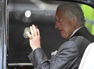 MISTERIJA PRSTENA KRALJA ČARLSA III! Ne skida ga već 50 godina s malog prsta leve ruke!