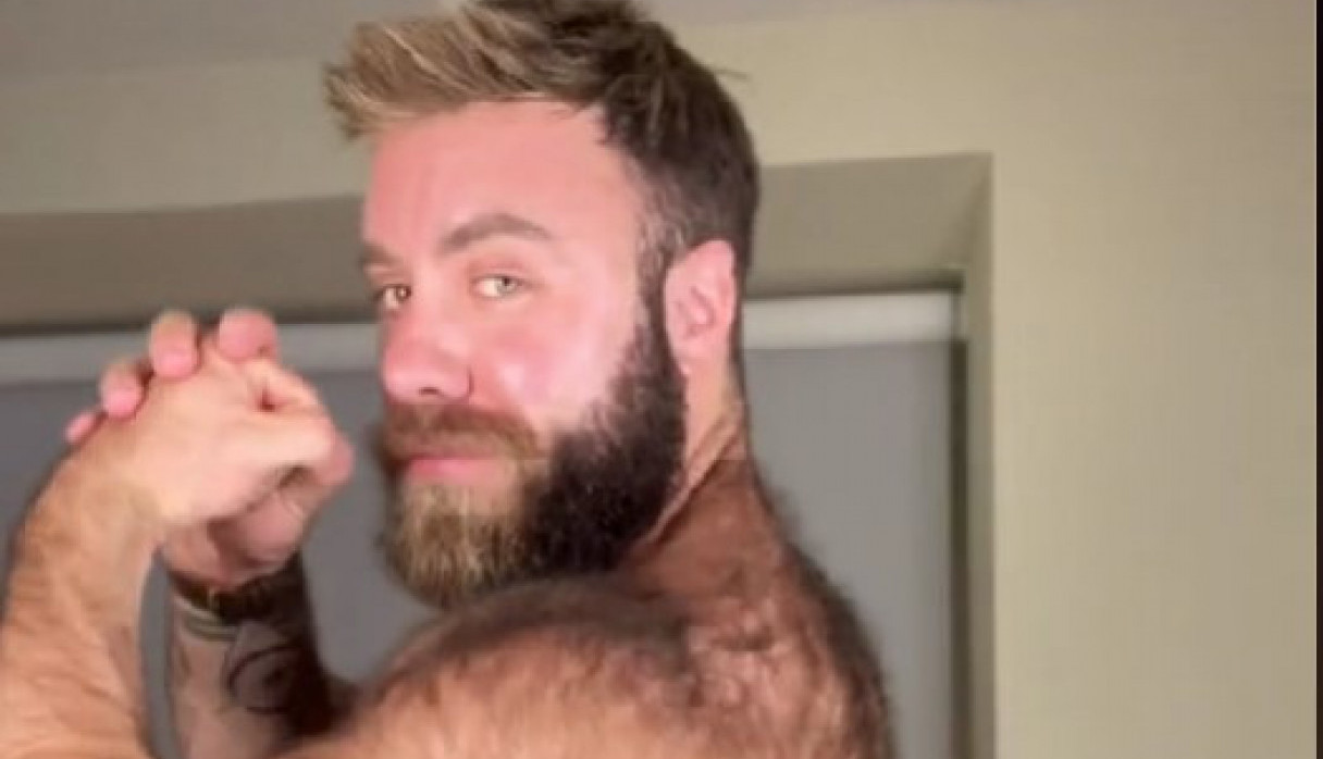 OVOM MUŠKARCU TRAŽE DA GA MAZE PO ULICI: Njegov izgled i plaši i izaziva zgražavanje, ali on je zato postao svetska zvezda! (VIDEO)