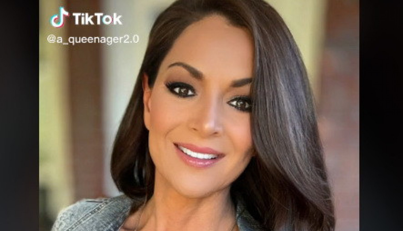 IMA TROJE UNUČADI I IZGLEDA KAO BOGINJA! Ova zavodljiva baka je podigla buru na internetu, niko ne veruje koliko ima godina! (VIDEO)