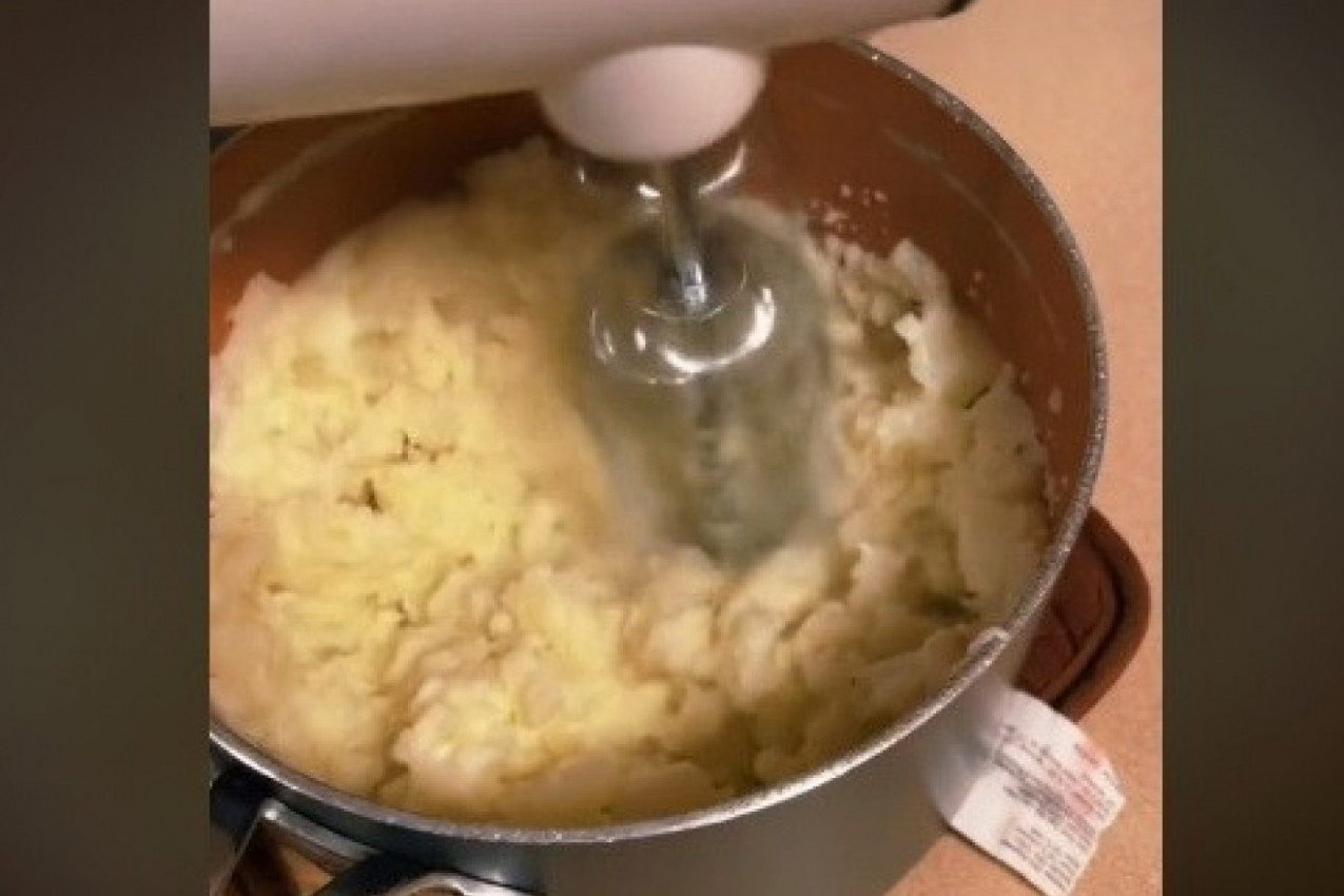 TAJNI TRIK ZA SAVRŠENO KROMPIR PIRE! Biće ukusnije nego ikad, a neće vam biti potrebne suvišne posude, pa čak ni gnječilica i mikser (VIDEO)