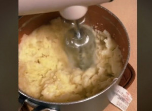 TAJNI TRIK ZA SAVRŠENO KROMPIR PIRE! Biće ukusnije nego ikad, a neće vam biti potrebne suvišne posude, pa čak ni gnječilica i mikser (VIDEO)