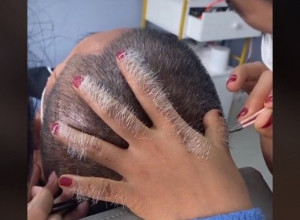 SKLONI JEDNU POJAVIĆE SE DESET! Ovaj čovek naišao na čuđenje i ismevanje Internet zajednice zbog poteza kod frizera!