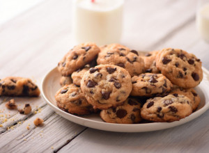 KEKSIĆI SA KOMADIĆIMA ČOKOLADE: Lagani recept za slatkiš koji se topi u ustima! (FOTO)