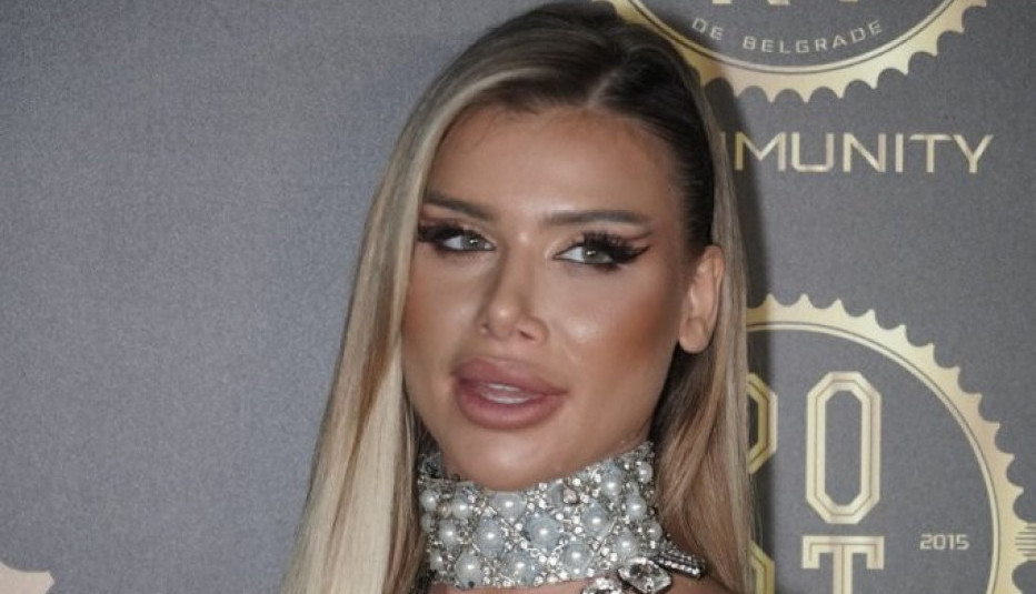 Da li je to BIVŠA HJURIKEJNKA GOLA DO MEĐUNOŽJA?! Fotografije o kojima svi pričaju, ljudi totalno zbunjeni: Šta to moje oči vide?! (FOTO)