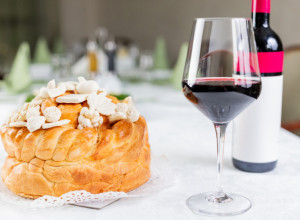 SLAVSKI KOLAČ KOJI ĆETE PONOSNO ODNETI U CRKVU: Evo kako da dobijete i ukrase u beloj boji!