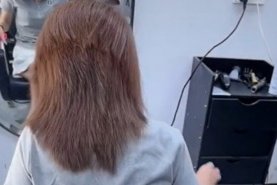 SELA JE NA STOLICU KOD FRIZERA, A ONDA SE ON POJAVIO SA SATAROM! Usledio je šokantan prizor, ljudi u neverici gledali šta im se odvija pred očima! (VIDEO)