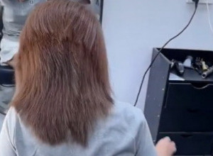 SELA JE NA STOLICU KOD FRIZERA, A ONDA SE ON POJAVIO SA SATAROM! Usledio je šokantan prizor, ljudi u neverici gledali šta im se odvija pred očima! (VIDEO)