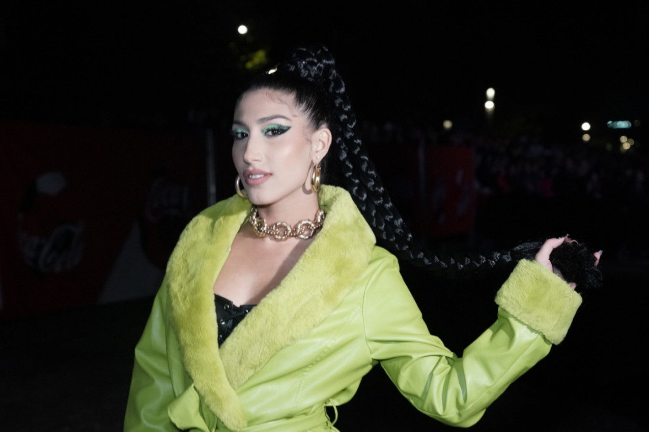 MLADA SRPSKA PEVAČICA OBUKLA SUKNJU KAKVU JOŠ NISTE VIDELI: Novi trend, ali samo za najhrabrije! (FOTO)