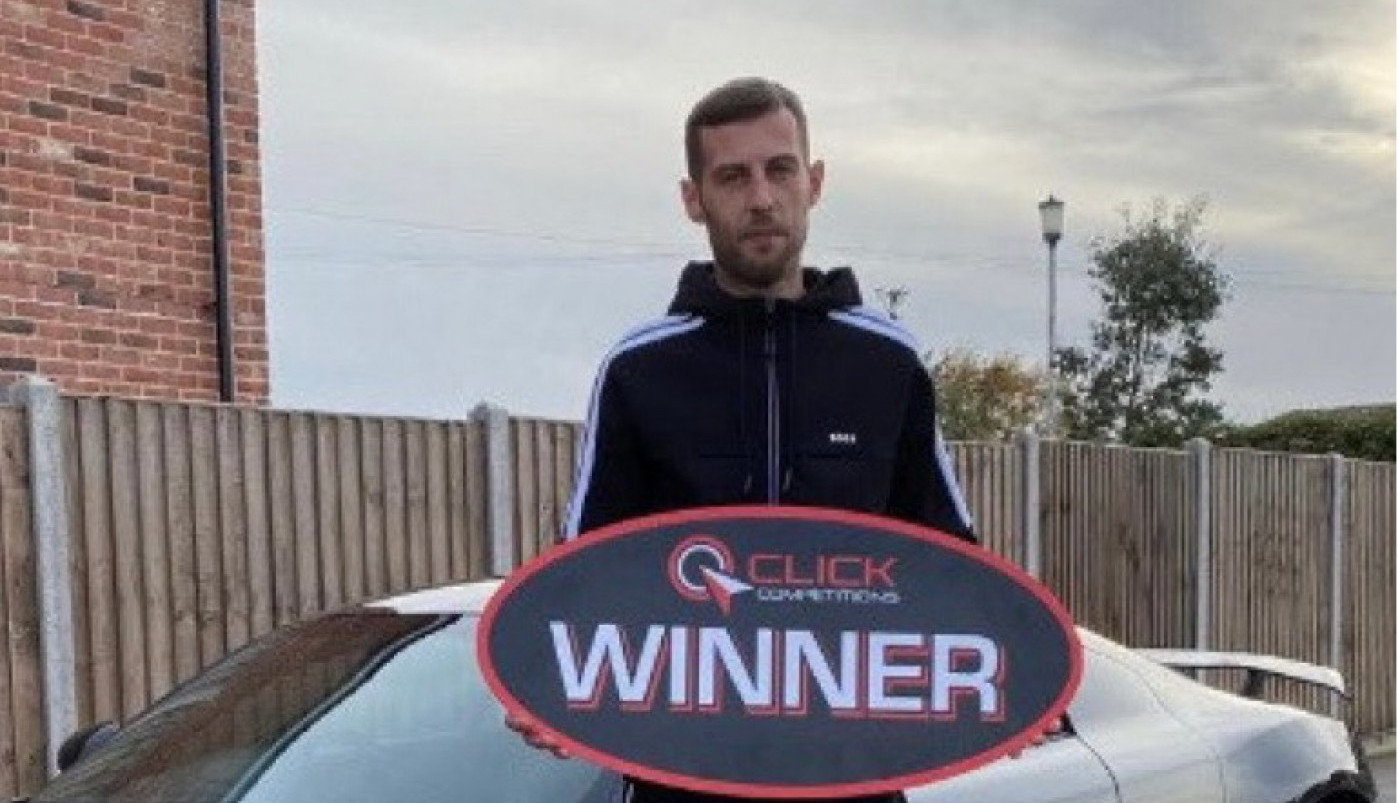 ŠTA NIJE U REDU S OVOM FOTOGRAFIJOM? Momak je osvojio premiju na lutriji, ali svi su primetili nešto potpuno neverovatno!