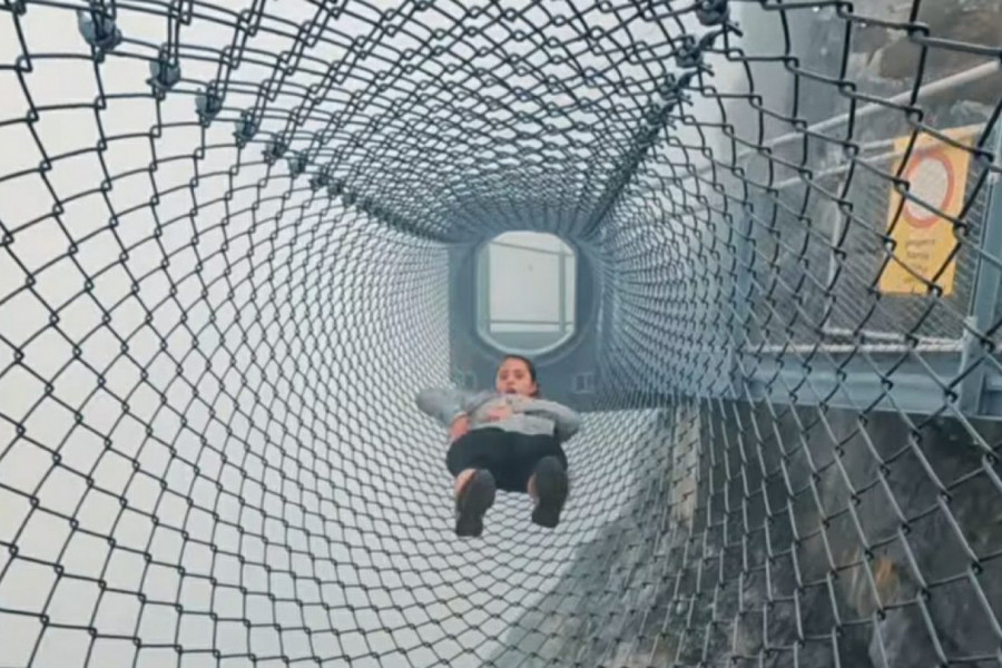 Ušla je u žicu iznad provalije, a onda je usledio šok! Da li biste vi bili dovoljno hrabri za ovo?