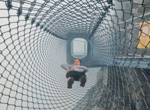 Ušla je u žicu iznad provalije, a onda je usledio šok! Da li biste vi bili dovoljno hrabri za ovo?