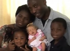 NIGERIJSKI PAR DOBIO BEBU PLAVE KOSE I OČIJU! Roditelji u šoku, čudo prirode: Kako je moguće da je ovo naša ćerka? (FOTO)