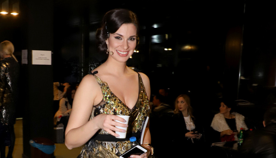 DRAGANA KOSJERINA ZABLISTALA U BELOM: Sve pršti od emocija, nije ni slutila da će biti pozvan i matičar (FOTO)