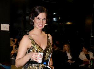 DRAGANA KOSJERINA ZABLISTALA U BELOM: Sve pršti od emocija, nije ni slutila da će biti pozvan i matičar (FOTO)