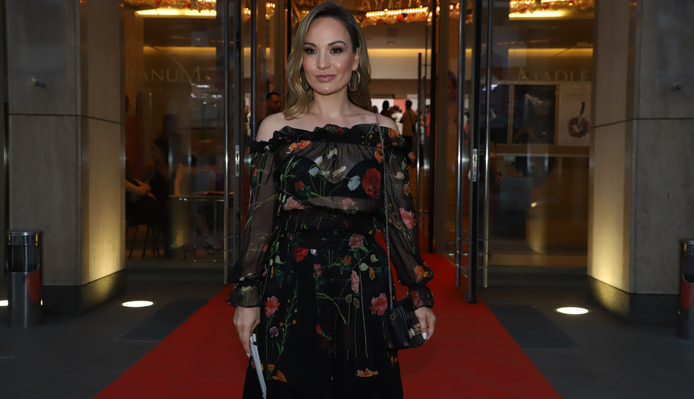 JELENA TOMAŠEVIĆ KAKVU DOSAD NISMO VIDELI: Pozirala u totalno providnoj košulji i najaktuelnijim dugim čizmama! (FOTO)