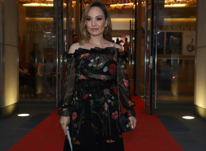 JELENA TOMAŠEVIĆ KAKVU DOSAD NISMO VIDELI: Pozirala u totalno providnoj košulji i najaktuelnijim dugim čizmama! (FOTO)