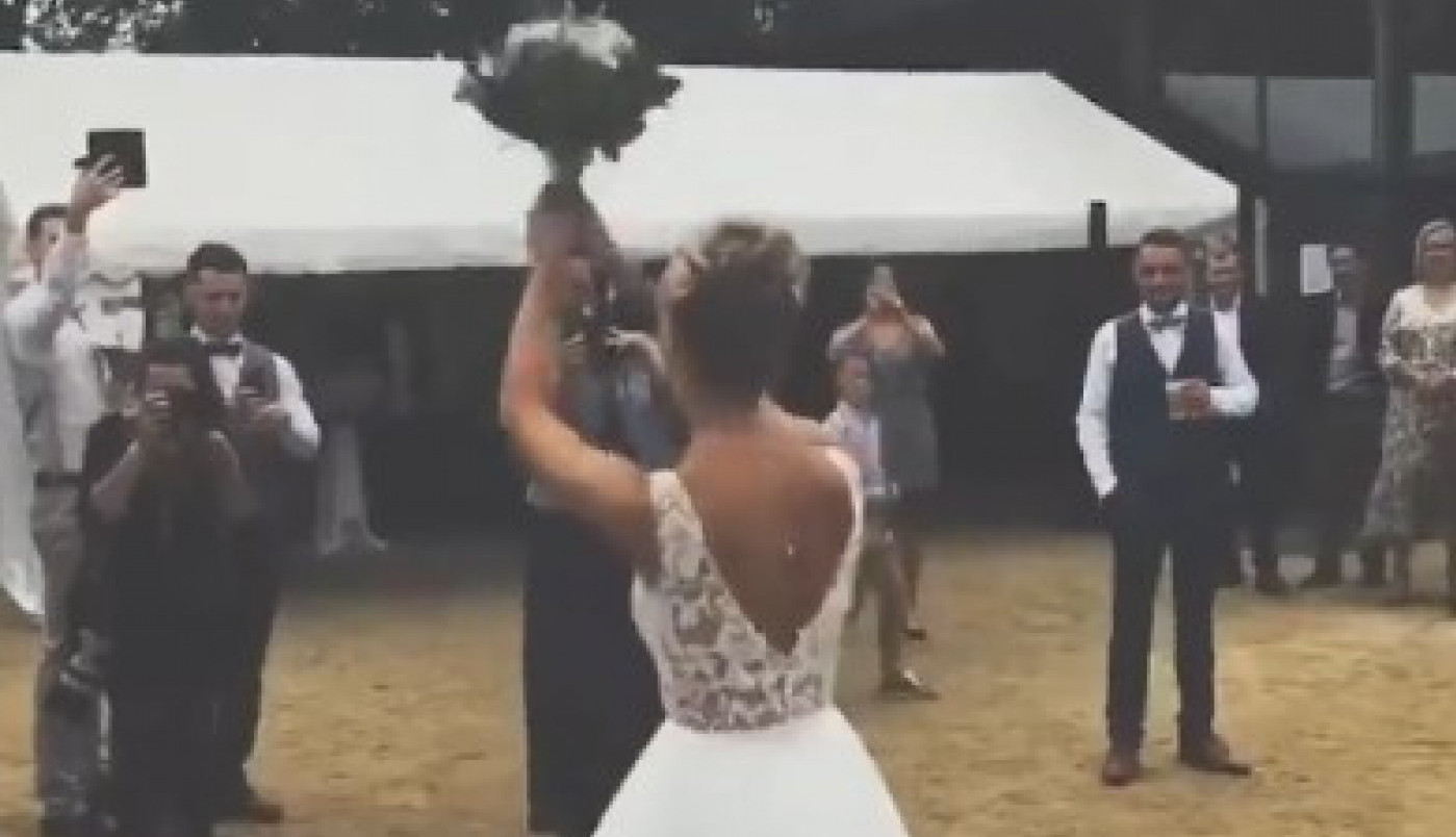 MLADA JE ZAMAHNULA DA BACI BIDERMAJER, A ONDA SE POJAVIO ON: Niko nije mogao ni da sluti gde će završiti taj buket (VIDEO)