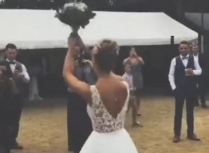 MLADA JE ZAMAHNULA DA BACI BIDERMAJER, A ONDA SE POJAVIO ON: Niko nije mogao ni da sluti gde će završiti taj buket (VIDEO)