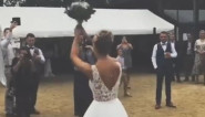 MLADA JE ZAMAHNULA DA BACI BIDERMAJER, A ONDA SE POJAVIO ON: Niko nije mogao ni da sluti gde će završiti taj buket (VIDEO)