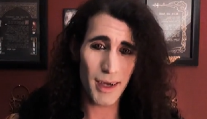 JA SAM VAMPIR, TO SAM OTKRIO U DETINJSTVU, A EVO KAKO SE HRANIM! Ovaj mladić pomera granice (VIDEO)