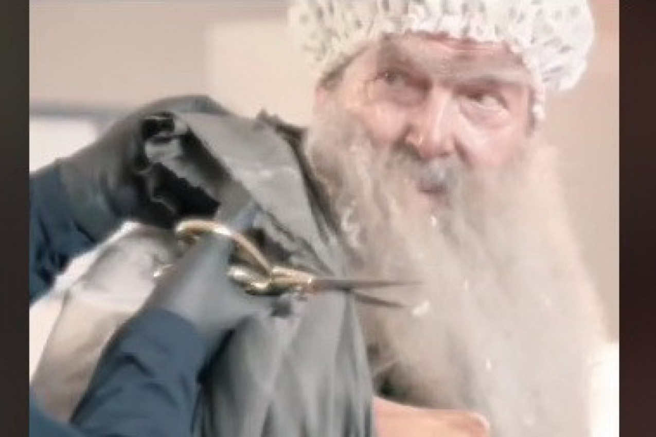 PRONAŠLI SU GA UĆEBANOG, PRLJAVOG, IZ KOSE MU VADILI SMEĆE I INSEKTE: Usledilo je nešto što je teško zamisliti, ovaj video beskućnika dira pravo u srce (VIDEO)