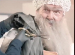 PRONAŠLI SU GA UĆEBANOG, PRLJAVOG, IZ KOSE MU VADILI SMEĆE I INSEKTE: Usledilo je nešto što je teško zamisliti, ovaj video beskućnika dira pravo u srce (VIDEO)