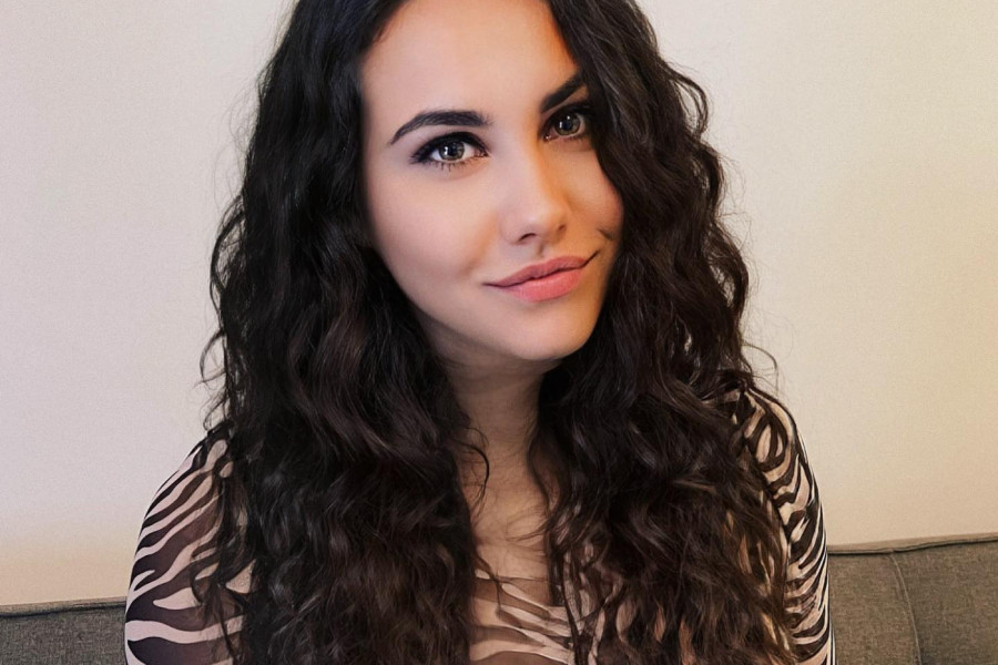 SNIMA ODNOSE S DEČKOM I OBJAVLJUJE NA INTERNETU, DNEVNO IMA I PO 12 VRHUNACA! Šokantna ispovest Nemice o nezasitom libidu! (FOTO)