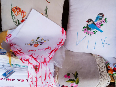 Vezom ukrašava jastučiće i stolnjake