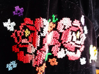 Vezeni motiv na plišanoj haljini