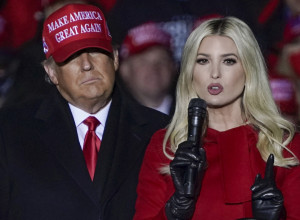 ISPLIVALE FOTOGRAFIJE TRAMPOVE ĆERKE, da li je ovo Ivanka? Uslikana na plaži, niko je nije prepoznao (FOTO)