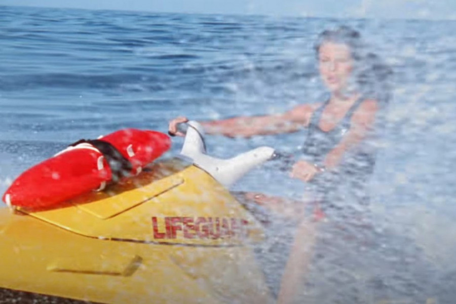 ČUVARKA PLAŽE "RUŠI" INSTAGRAM, A NIJE PAMELA: Kakva bomba na pragu šeste decenije, svi gledaju u izazovnu pozu s nogama! (FOTO)