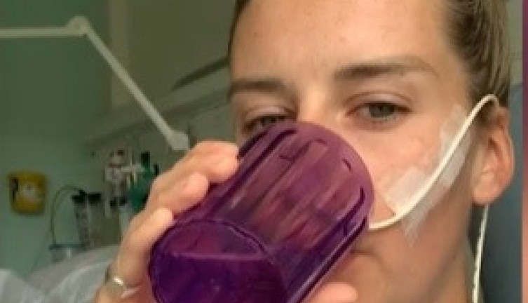 STJUARDESA JE PRIMETILA RANE U USTIMA, otišla je kod zubara i rekli su joj da mora da vadi umnjake i nosi protezu! Istina je bila potpuno drugačija! (FOTO)