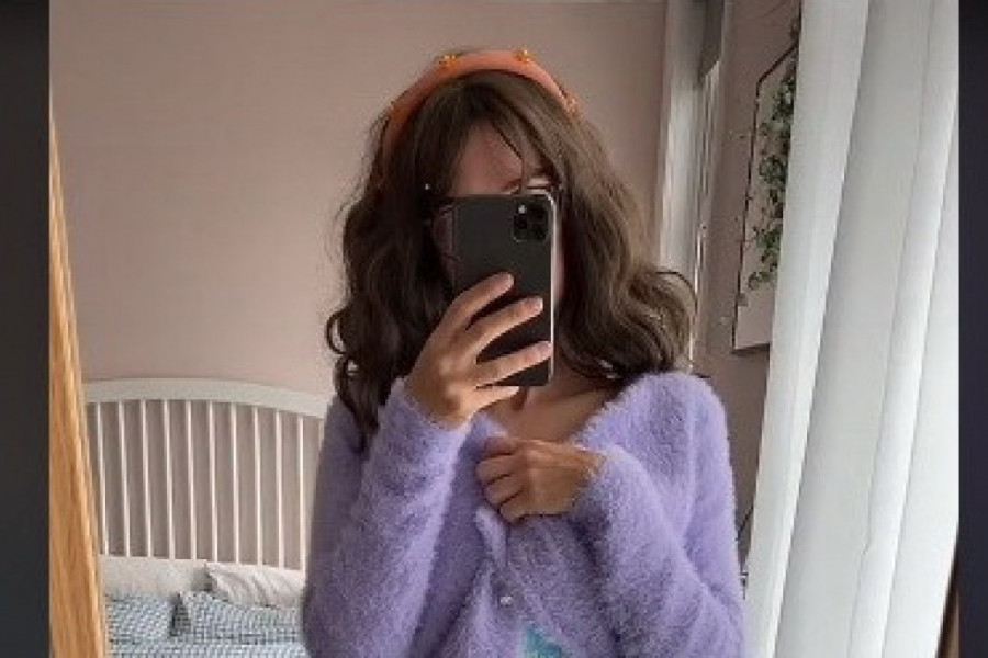 ONA IMA 45 KILOGRAMA I VISOKA JE SAMO 160 CM, ALI NJENE PRIRODNE GRUDI SU KAO ZA ŽENU OD DVA METRA: Muškarci kad me vide ne mogu da veruju da mi sve preliva iz kupaćeg kostima! (VIDEO)