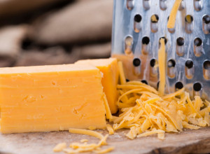 LJUDI SU ZATEČENI OTKRIĆEM ČEMU SLUŽE NAJSITNIJE RUPICE NA RENDEU! Da li ste znali da većina nas pogrešno koristi to kuhinjsko pomagalo?