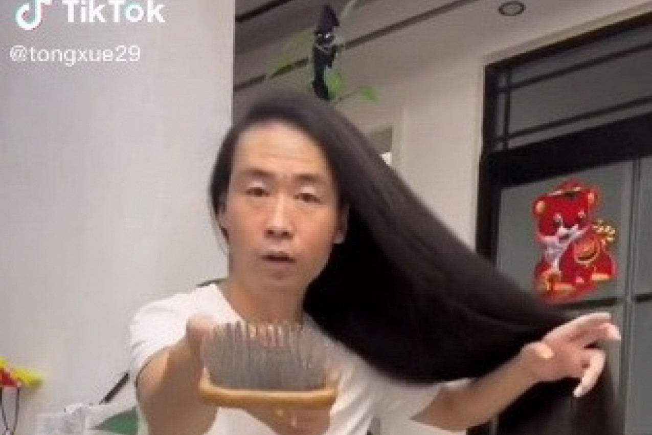 KAKO JE OVO MOGUĆE? Na ovog muškarca su ljubomorne sve žene!